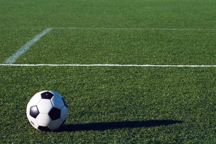 Meydana ildırım düşdü, 10 futbolçu yaralandı