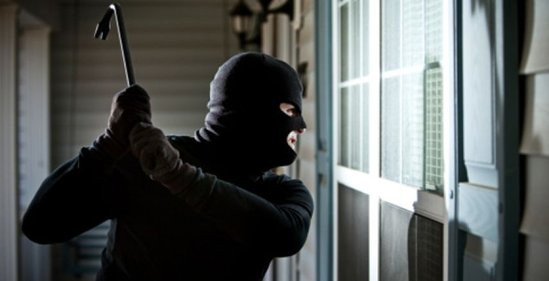 Azərbaycanda maskalı şəxslər İTV-nin əməkdaşının evinə basqın etdi