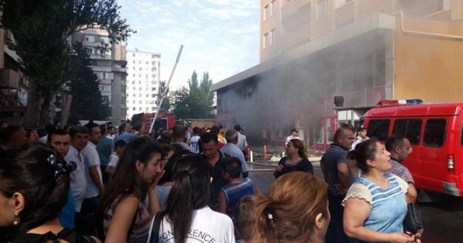 Bakıda supermarket yanır: onlarla insan təxliyyə edildi- FOTOLAR