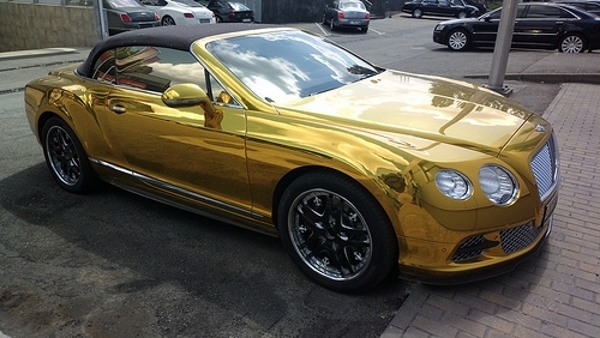 18 yaşlı ofisiant özünə `Bentley` aldı