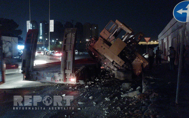 Bakıda evakuatorun daşıdığı traktor aşdı - FOTO