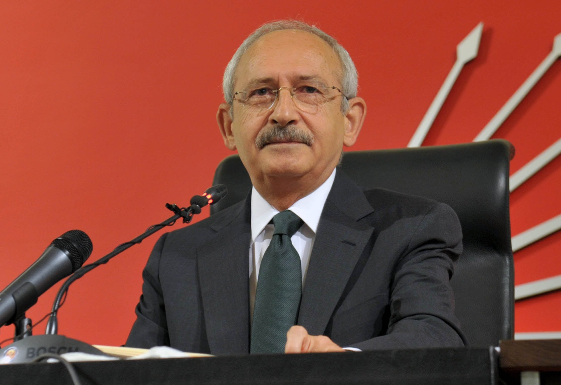 CHP sədri Kamal Kılıcdaroğlunun avtomobili atəşə tutulub