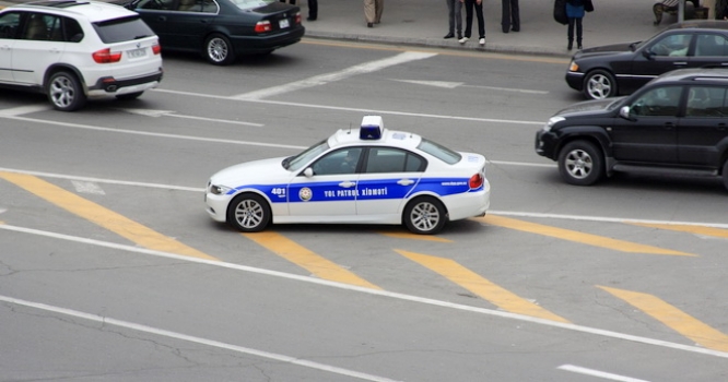 Bakıda yol polisi bıçaqlandı
