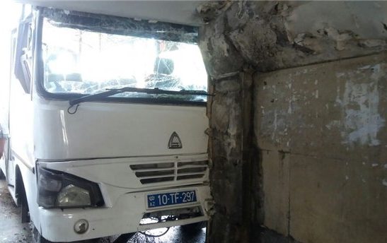 Bakıda avtobus körpüyə çırpıldı - Yaralılar var-  FOTOLAR