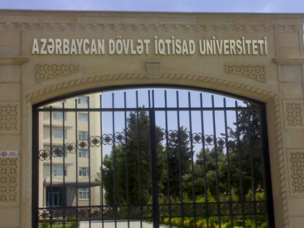 İqtisad Universitetinə şortiklə girmək olmaz