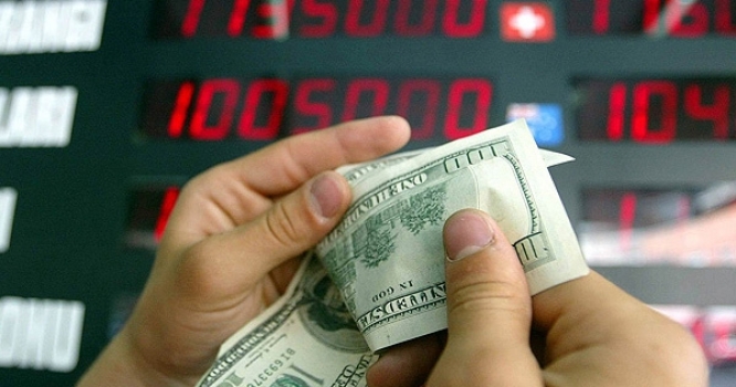 Banklar dolları "qara bazar"a ötürür -  İDDİA