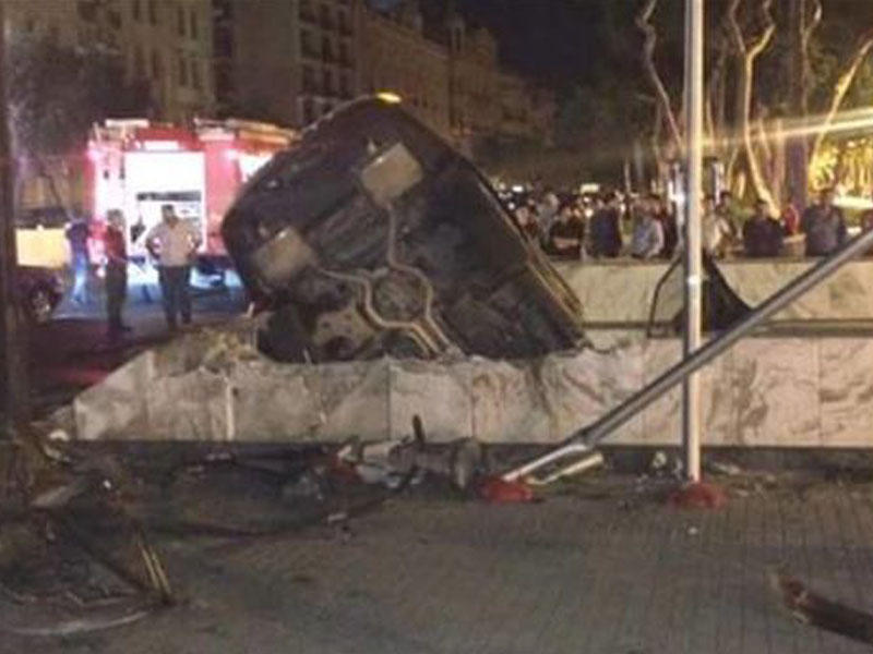 Bakıda "Range Rover" yeraltı keçidə aşdı-  FOTO