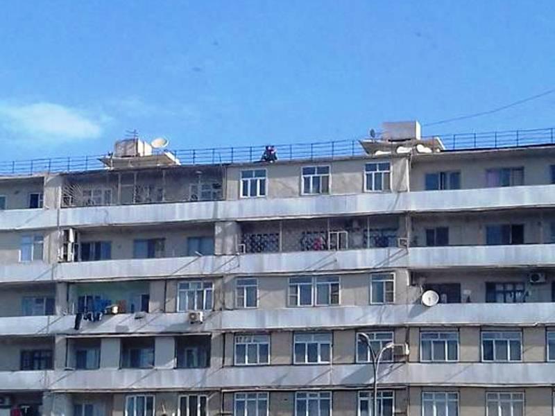 Bakıda sevgililərin damda təhlükəli macəraları -  VİDEO - FOTO