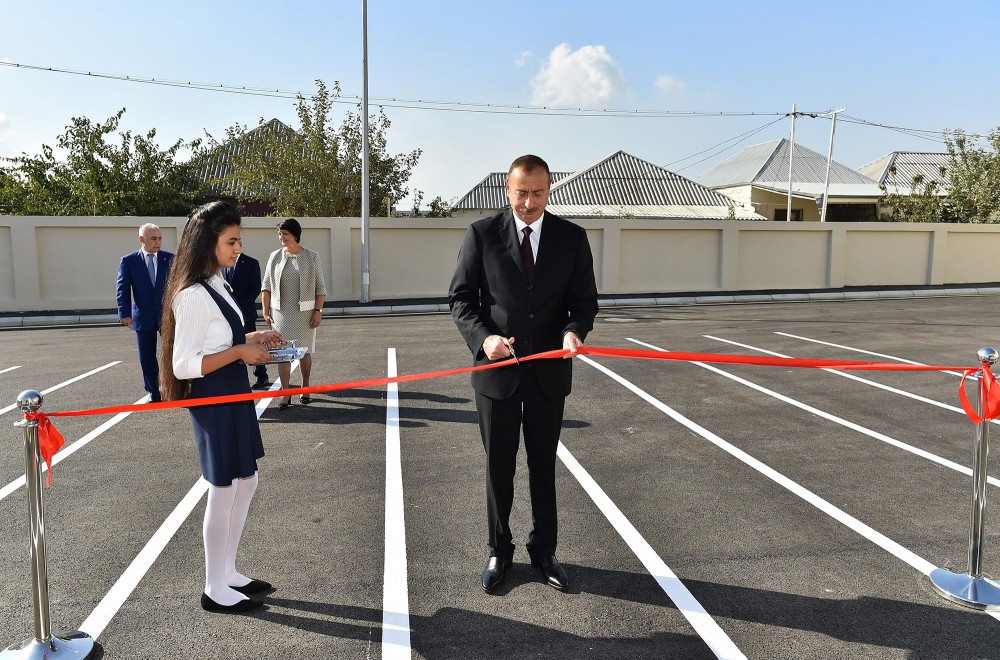 Prezident ilk dərs günündə məktəblilərlə bir arada -  FOTOLAR