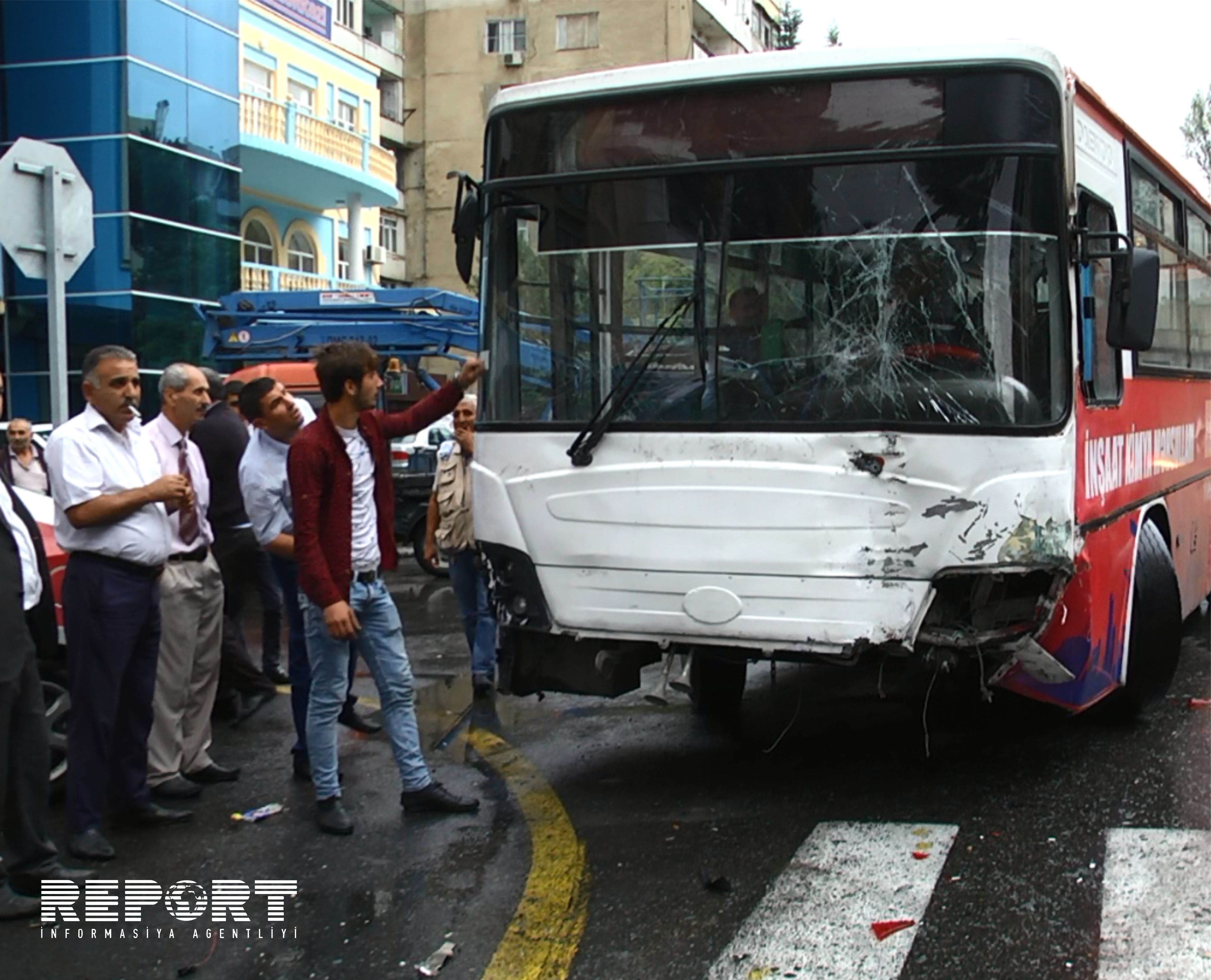 Yüksək sürətlə hərəkət edən avtobus qəza törətdi-  FOTOLAR