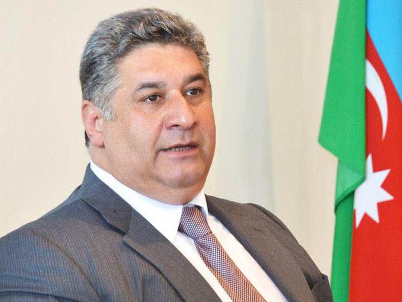 Azad Rəhimov seçki məntəqəsində