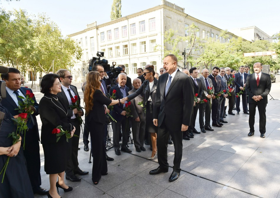 Lalə Məmmədova: "İndiki kişilər arvadının yanında başqasıyla yazışır"