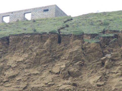 Zığ və Masazırda sürüşmə aktivləşdi: Qaraçuxurda çökmələr baş verdi