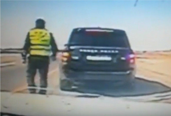 Azərbaycanda yol polisi “Range Rover”dəki ailəni ağır qəzadan xilas etdi – VİDEO