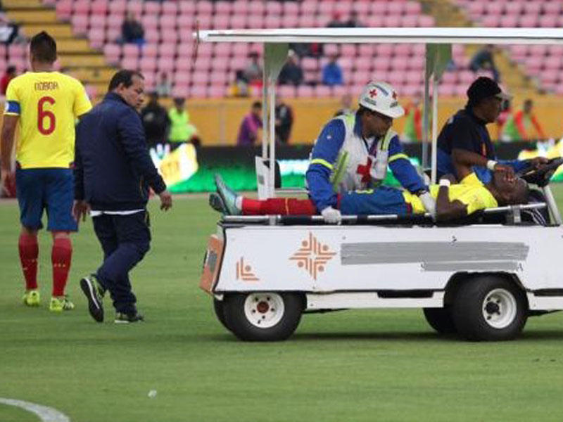 Polis tanınmış futbolçunu stadionda həbs etdi - FOTO