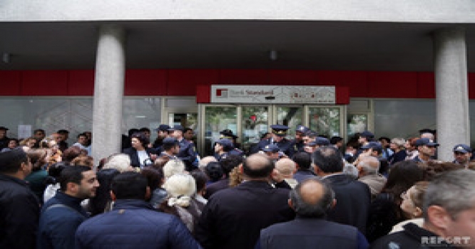 "Bank Standard"ın qarşısında izdiham - FOTOLAR