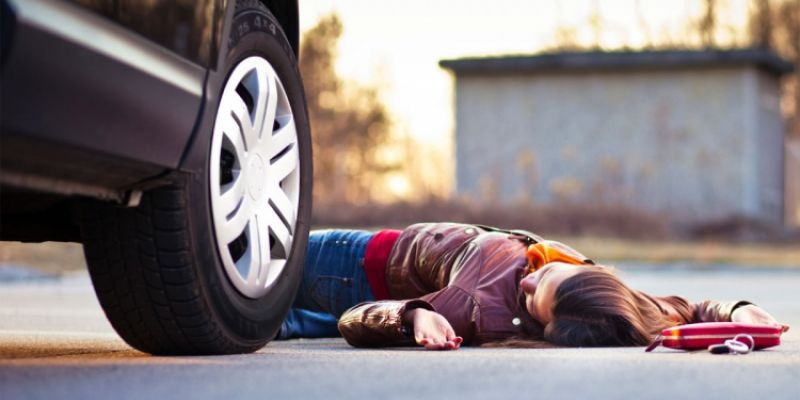 Bakıda tələbə qızı avtomobil vurdu, sürücü yaralını yolun kənarında qoyub qaçdı