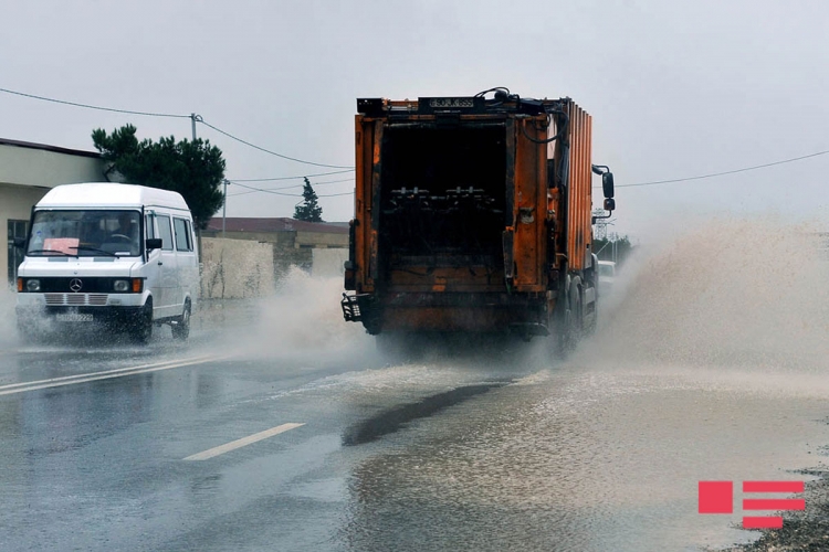 Bakının ən böyük prospekti bağlandı: tunellər su ilə dolub