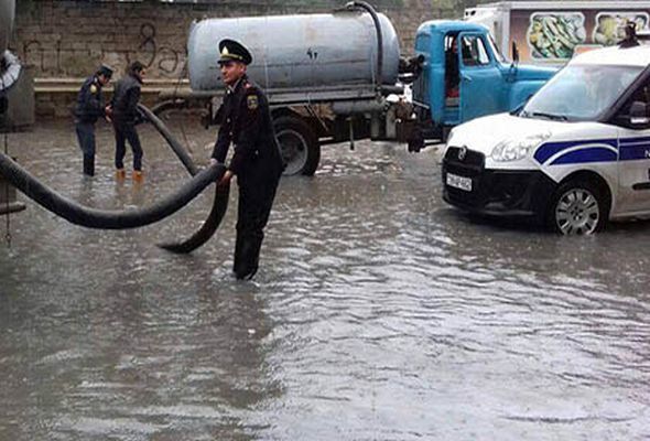 Bakıda suyun çəkilməsinə polislər də cəlb olundu – FOTO