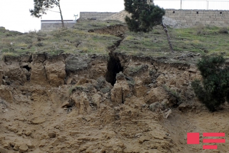 Bakıda orta məktəbin ərazisində uçqun - Direktrdan açıqlama