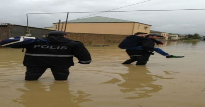 Polislər vətəndaşları bellərində daşıyıb xilas etdilər - FOTOLAR