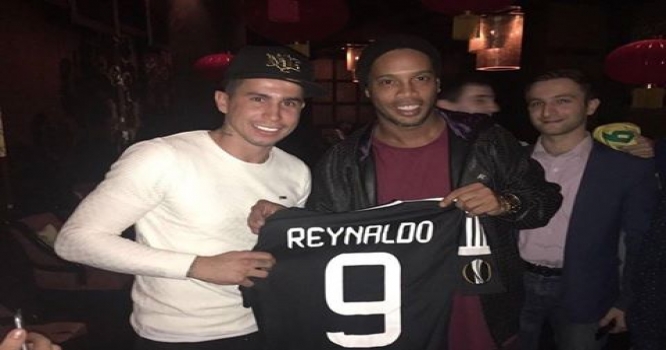 "Qarabağ"ın futbolçusu Ronaldinyoya formasını verdi - FOTOLAR