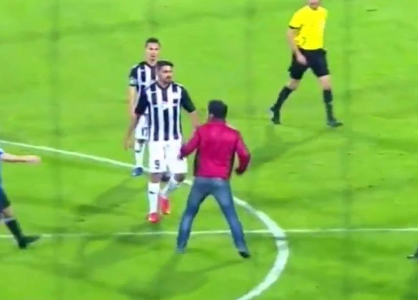 "Neftçi"nin futbolçusu meydandakı azarkeşi görün necə döydü - ŞOK VİDEO 