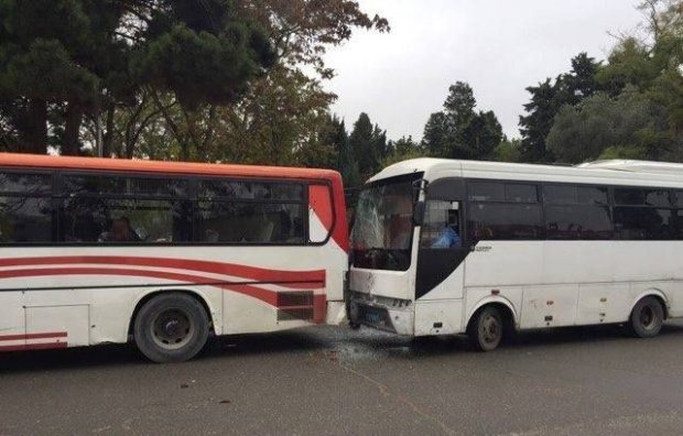 Bakıda avtobuslar toqquşdu - Video