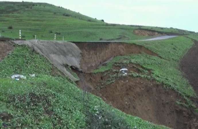 Cənub zonasında yollar bağlandı