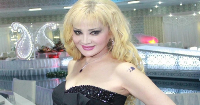 49 yaşlı Xalq artistinin açıq-saçıq dekoltesi - FOTOLAR