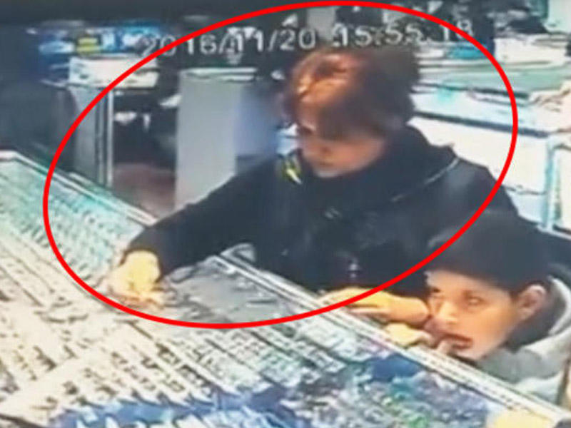 Bakıda qadın qızıl boyunbağını belə oğurladı - VİDEO