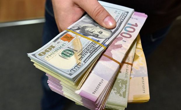 Dollar rekord qırdı