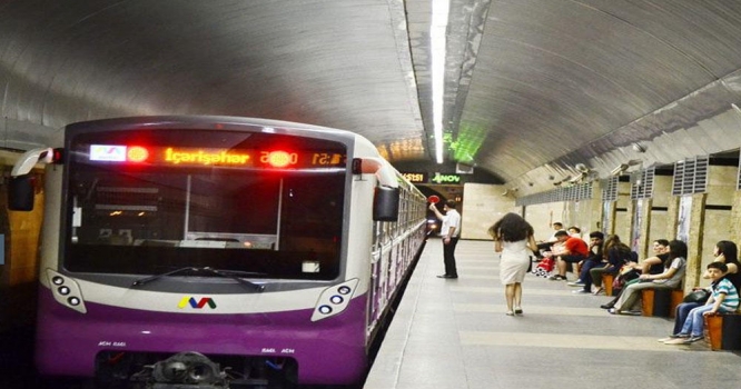 Bakı metrosunda dəhşətli anlar - Özünü qatarın altına atdı