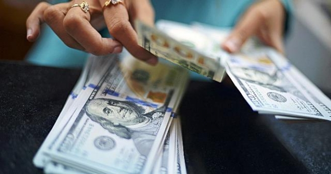 Azərbaycanda dollar hərracda rekord vurdu