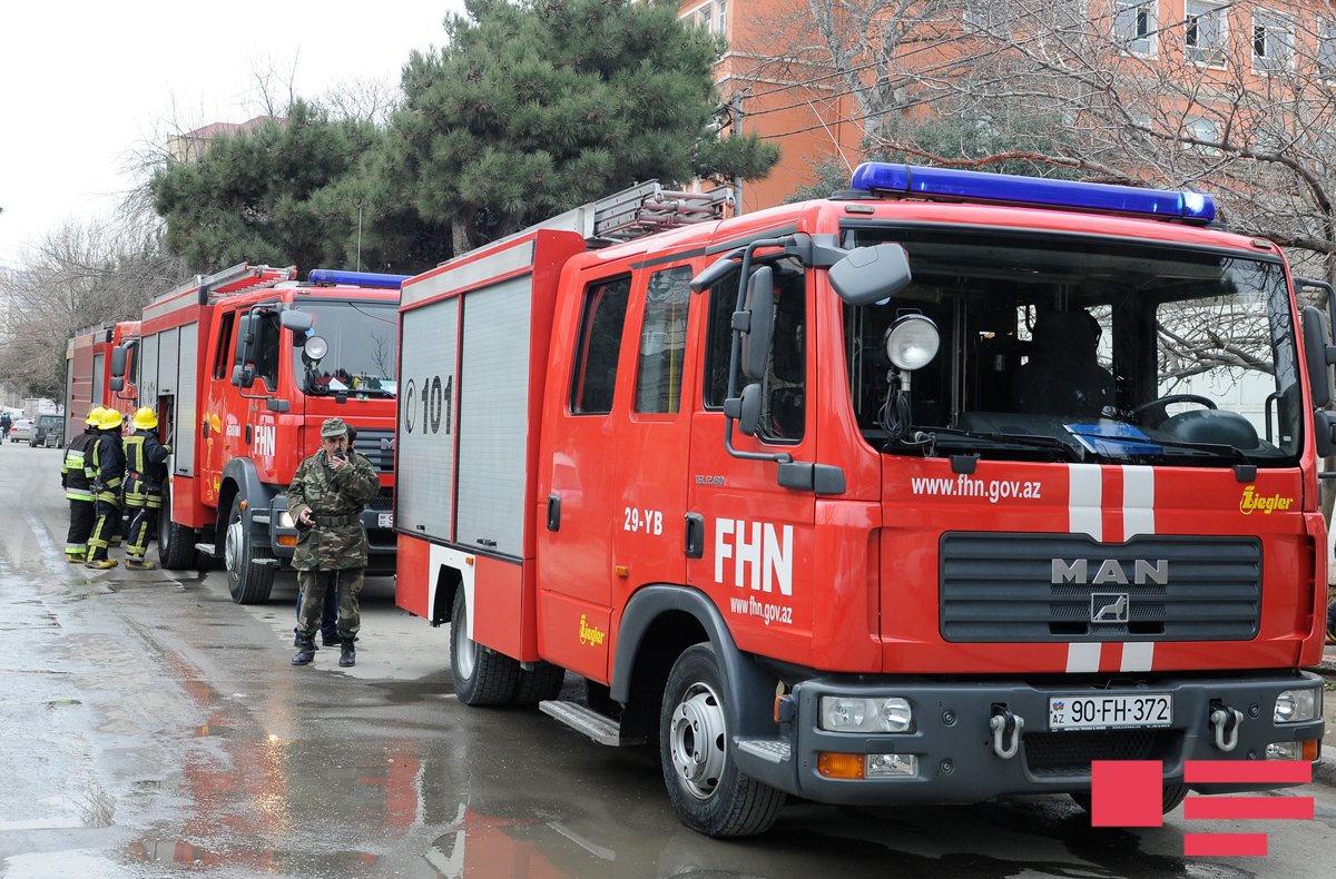 Bakıda avtomobil dayanacağı yandı