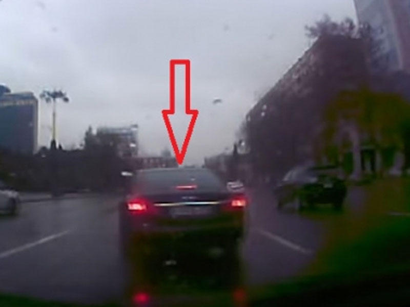 Bakıda "AA" seriyalı avtomobillə qaydaları belə pozdular - VİDEO