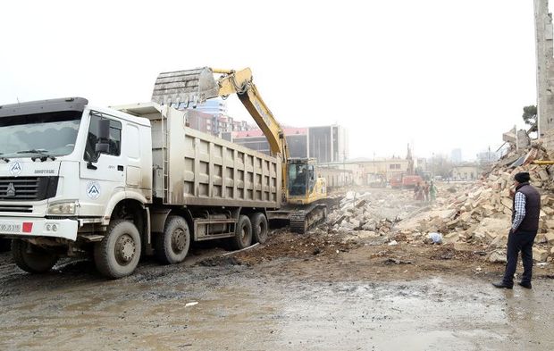 Bakıda zavod sökülür – FOTO