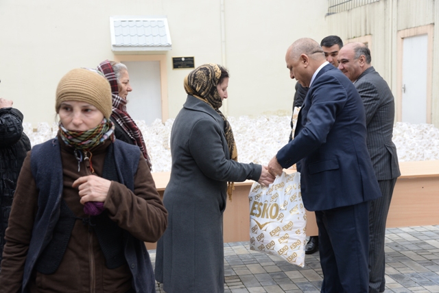 Nəsimi rayonunda imkansız ailələrə bayram sovqatı paylandı - Fotolar