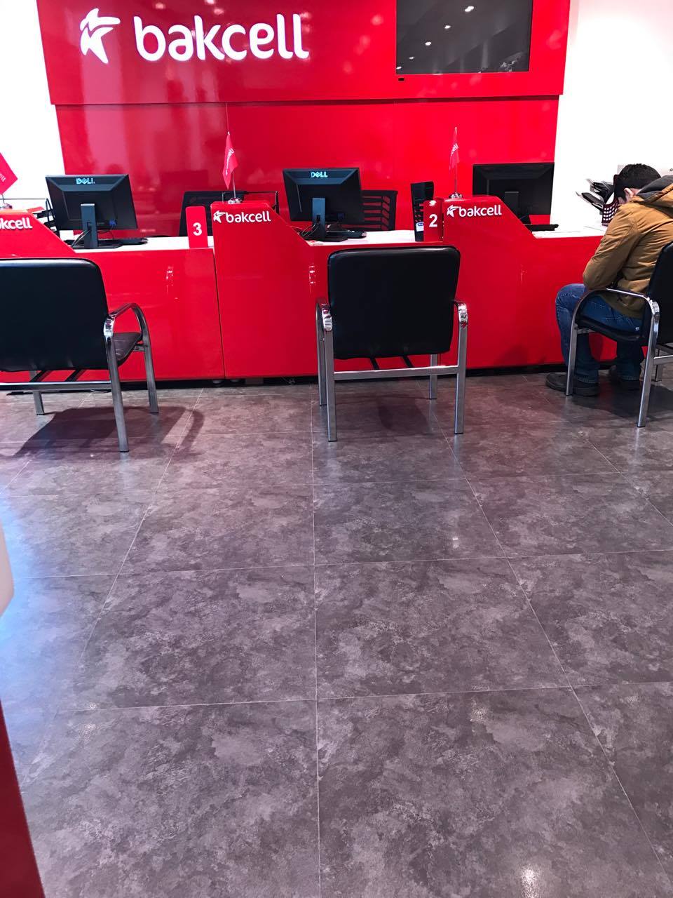 Birinci mobil operatorun əl atdığı axırıncı yol – “Bakcell" mərkəzində biabırçılıq / FOTOLAR