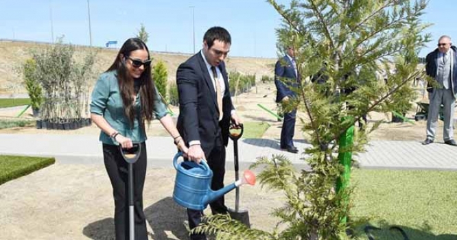 Prezidentin bacısı oğlunun Leyla Əliyeva ilə uşaqlıq FOTOSU