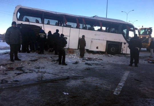 Məktəbliləri daşıyan avtobus aşdı - 3 ölü, 40 yaralı - Fotolar