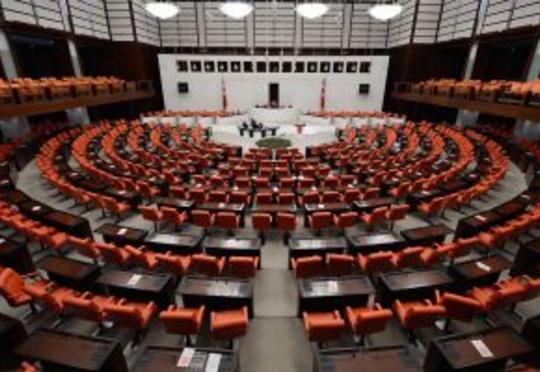 Türkiyədə parlament binası mühasirəyə alındı