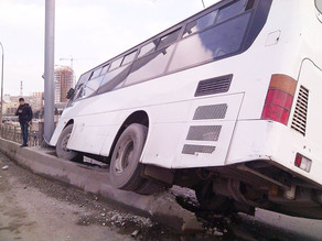 Bakıda avtobus qəza etdi - Xəsarət alanlar var