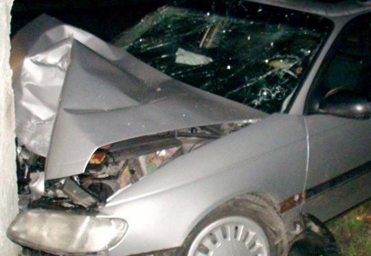Avtomobil maneəyə çırpıldı - 15 yaşlı oğlan öldü