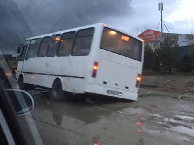 Bakıda yağış yağdı: sərnişin avtobusu çuxura düşdü