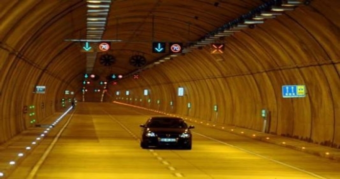 Tıxacdan bezən milyarder özü üçün tunel çəkdirir