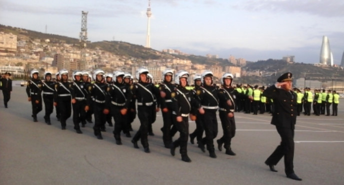 Azərbaycanda sürücünü ələ salan yol polisi özünü çörəksiz və paqonsuz qoyacaq