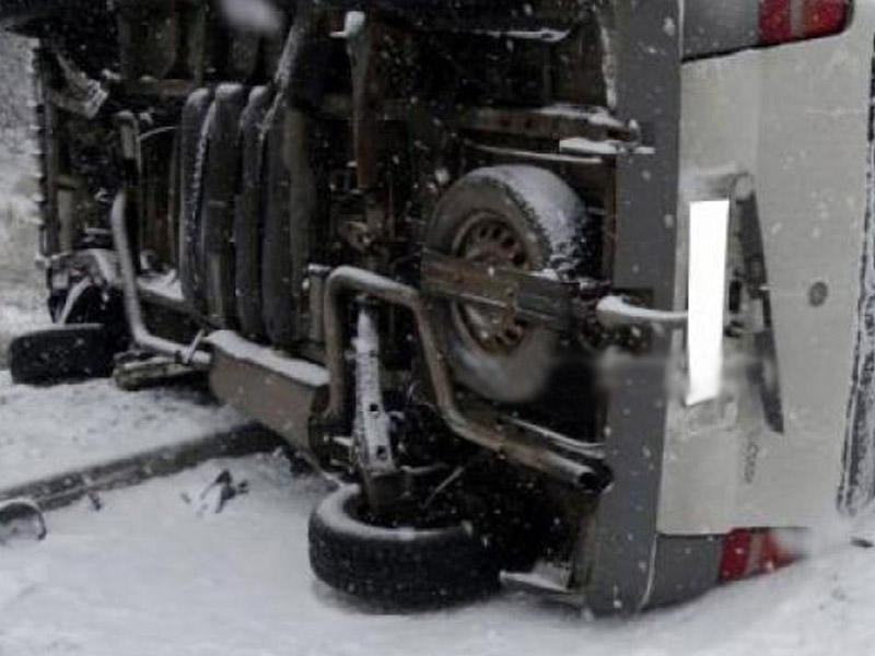 Mikroavtobus aşdı: ölən və yaralılar var