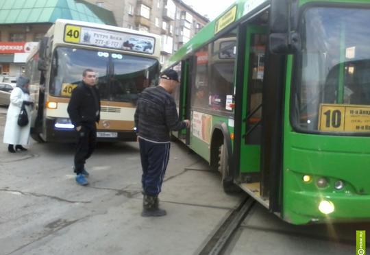 Avtobuslar toqquşdu - Xəsarət alanlar var