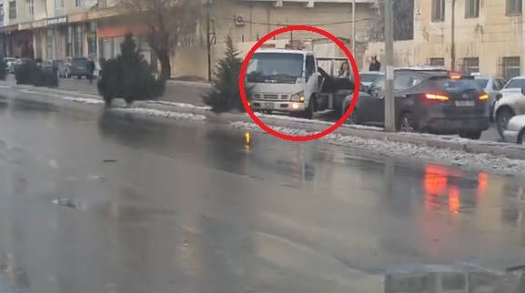 Bakıda DYP-nin evakuatoru görün nə edir - VİDEO